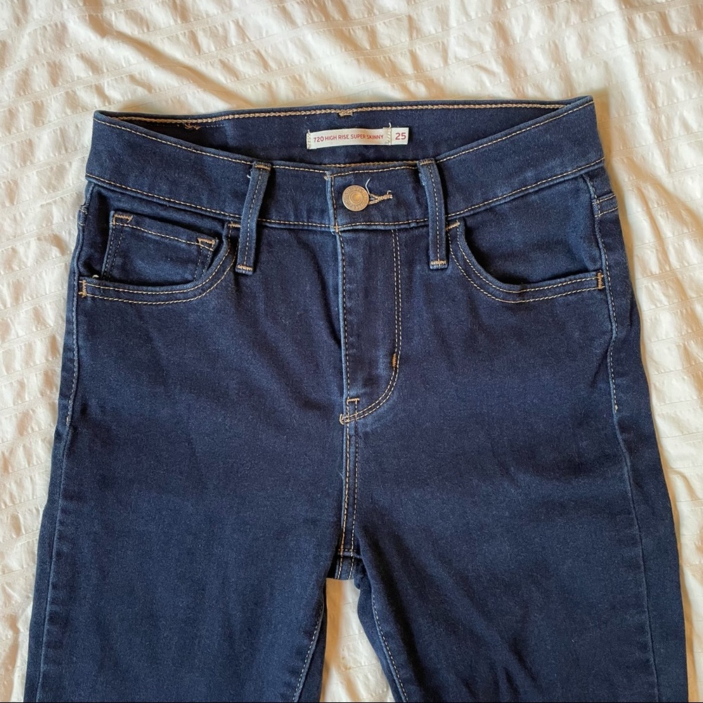 Medium-Dark Levi’s 720 High Rise Super Skinny W25